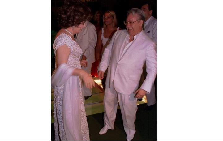 Gina Lollobrigida baila con Gilberto Scarpa en una de sus famosas fiestas en 1996.