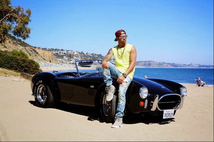 Hamilton junto a su Shelby Cobra 427.