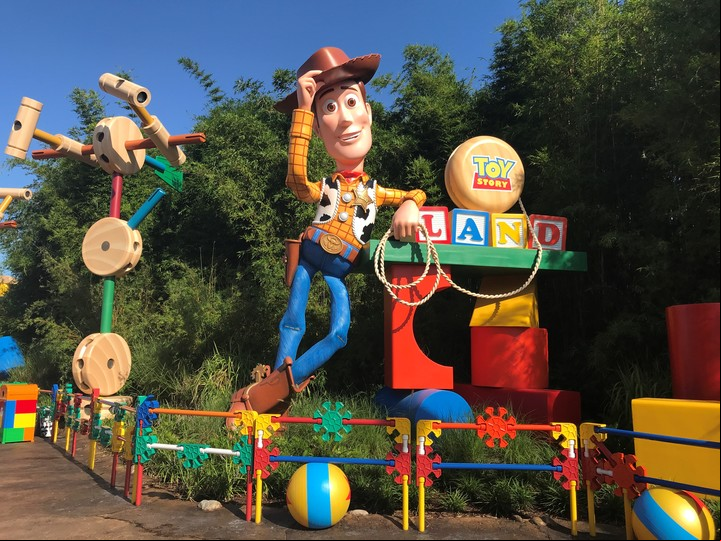 Woody le da la bienvenida a los visitantes (Disney Parks)