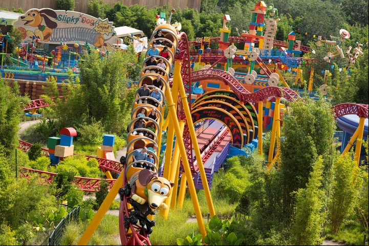 La montaña rusa de Slinky es familiar (Disney Parks)