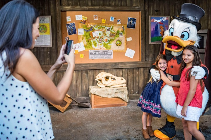 En Animal Kingdom, Tío Rico saluda a los chicos (Disney Parks)