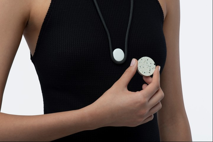 Billetera virtual. Utiliza los latidos del corazón del para proteger la clave. Está realizada en piedra volcánica y aluminio, y se conecta por Bluetooth para resguardar los códigos (Layer).