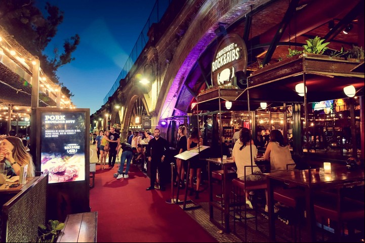 Promociones especiales en Rock and ribs, en Paseo de la Infanta. Foto Guillermo Rodríguez Adami.