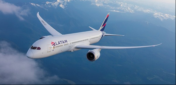 El insólito error de una azafata que habría causado el violento descenso de un avión de Latam