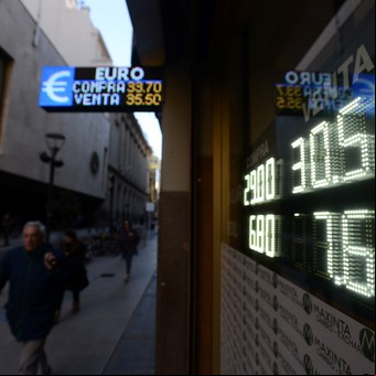 En el arranque de la semana, el dólar bajó y quedó en $30,38