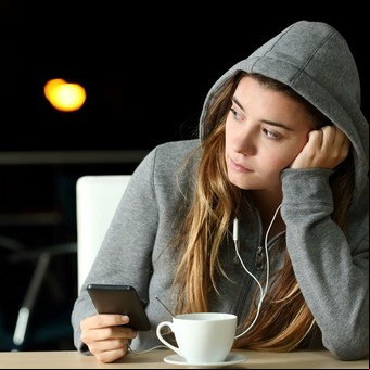 Por qué dormir poco puede afectar tu vida social