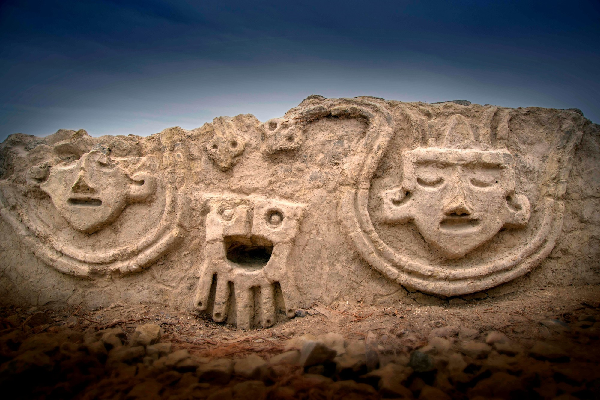 Un muro con relieves de unos 3.800 años de antigüedad, que ha sido descubierto en las ruinas de Vichama (Perú), una de las ciudades de la civilización Caral (EFE).