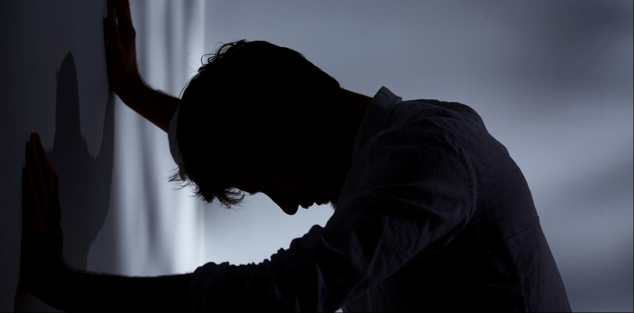 El bloqueo mental puede tener síntomas psicológicos o físicos. Angustia. Pérdida de energía. Dolor de cabeza.