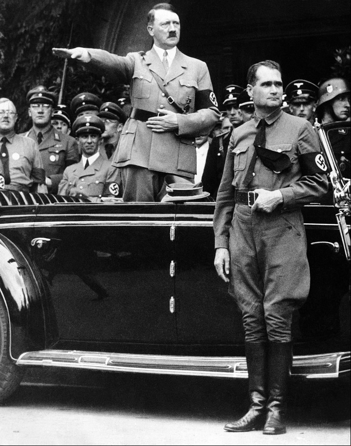 Una imagen de diciembre de 1938: Adolf Hitler y su representante personal Rudolf Hess (der.) durante un desfile en Berlín. Atrás, a la izquierda, se ve a Goebbels. Foto: AP