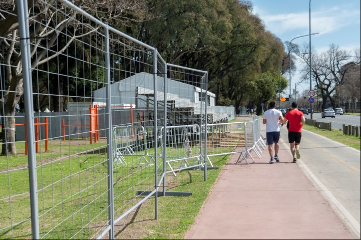Las vallas restringen el a los sectores próximos al lago de Regatas, en los Bosques de Palermo. Foto: Néstor García