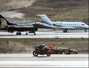 La carrera del siglo: una moto, un F1, un Tesla, un caza, un jet privado y dos superdeportivos