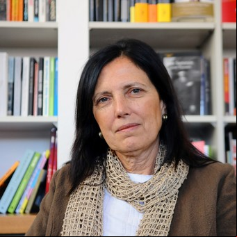 Claudia Piñeiro: "Puedo imaginar a alguien común que un día agarra una lámpara y se la parte en la cabeza al jefe"