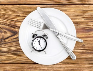 Cuál es la mejor hora para hacer ayuno intermitente y sus beneficios a la salud