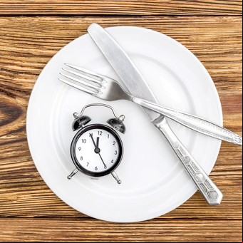 Cuál es la mejor hora para hacer ayuno intermitente y sus beneficios a la salud