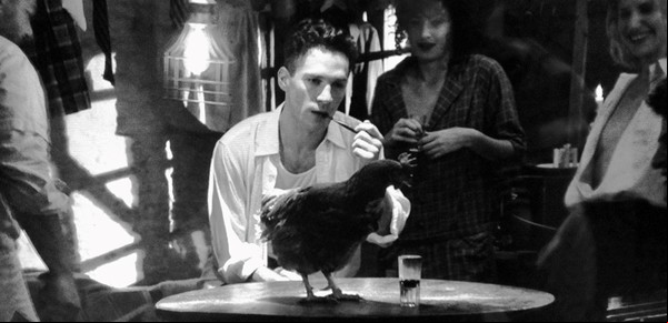 Un Marcel Duchamp porteño, con noches de cocaína y mirada crítica