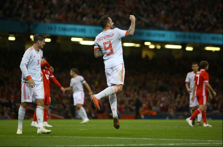 Paco Alcácer festeja su segundo gol en el amistoso entre España y Gales en Cardiff. (Foto: Geoff Caddick / AFP)