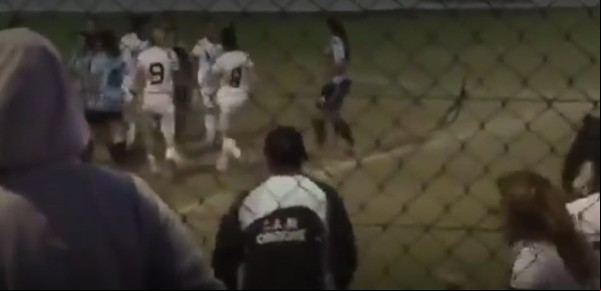 Violencia en el fútbol femenino: un hombre golpeó a una jugadora durante un partido