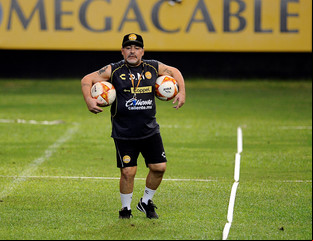 El médico de Maradona habló del problema del Diez en las rodillas y dio su diagnóstico