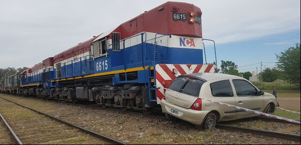 Se le quedó el auto en medio de la vía, bajó a arreglarlo y el tren lo arrolló