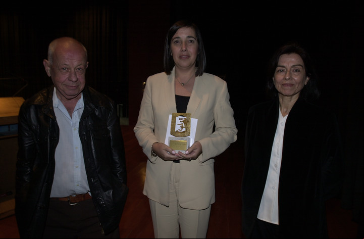 Premio 2002. María Guadalupe Henestrosa, junto a los jurados Andrés Rivera y Vlady Kociancich.