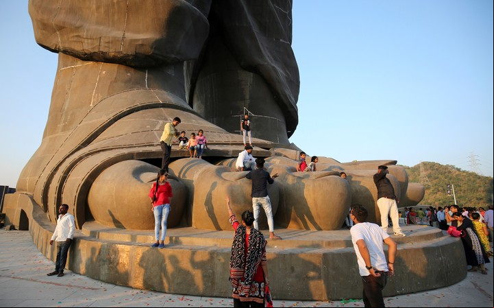Visitantes en los pies de la estatua (REUTERS).