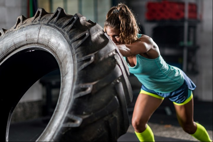 Barras, pesas rusas, sogas y hasta ruedas de camión se usan para el CrossFit.