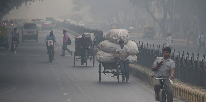 Los niveles de polución de Nueva Delhi, la capital de India y "la más contaminada del mundo", se dispararon hasta la categoría de "emergencia", con registros muy superiores a los que la Organización Mundial de la Salud (OMS) considera "tóxicos". Foto; AFP/DOMINIQUE FAGET