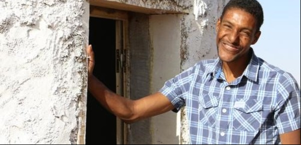 El ingeniero "loco del desierto": construye casas en el Sahara con botellas de plástico