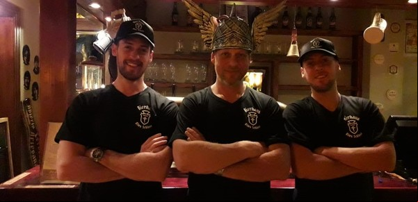 La familia que restauró una casona abandonada y llena de misterios para abrir su cervecería