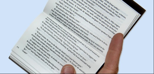 Con una mano, como el celular: llegan los verdaderos libros de bolsillo (pero son de papel)