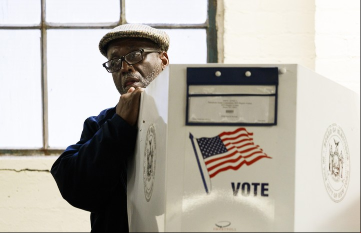 Ciudadanos emiten su voto en el Bronx, Nueva York (Estados Unidos) (EFE).