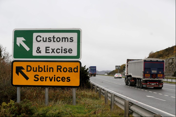 Un camión pasa por al lado de un viejo cartel aduanero, cerca de la frontera entre la República de Irlanda e Irlanda del Norte. (AFP)