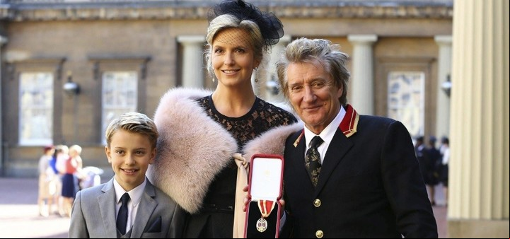 Rod Stewart con su actual esposa y uno de sus hijos el día que fue nombrado lord (EFE).