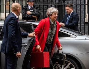 Brexit: con su gobierno en crisis, Theresa May resiste y consigue el apoyo de ministros clave