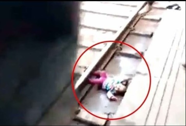 Se salvó al quedar atrapada en el espacio entre el riel y el muro del andén (Captura video).