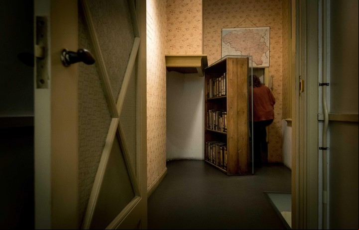 Vista de un librero que da a un cuarto anexo en la Casa de Ana Frank en Ámsterdam. Foto EFE