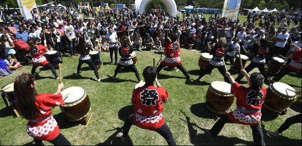 Música, baile y una mutitud en la fiesta de las colectividades