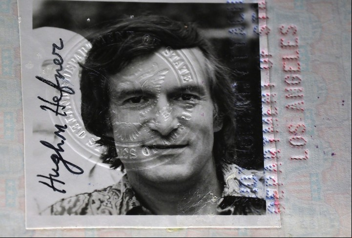 un detalle de un pasaporte cancelado de los Estados Unidos emitido el 9 de abril de 1976 al difunto editor de Playboy Hugh Hefner  (Foto de Robyn Beck / AFP)