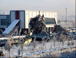 Tragedia en Turquía: un tren de alta velocidad choca contra una locomotora