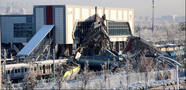 Tragedia en Turquía: un tren de alta velocidad choca contra una locomotora