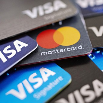 Uso de tarjetas en el exterior: cuántos dólares se puede gastar y retirar en cajeros automáticos