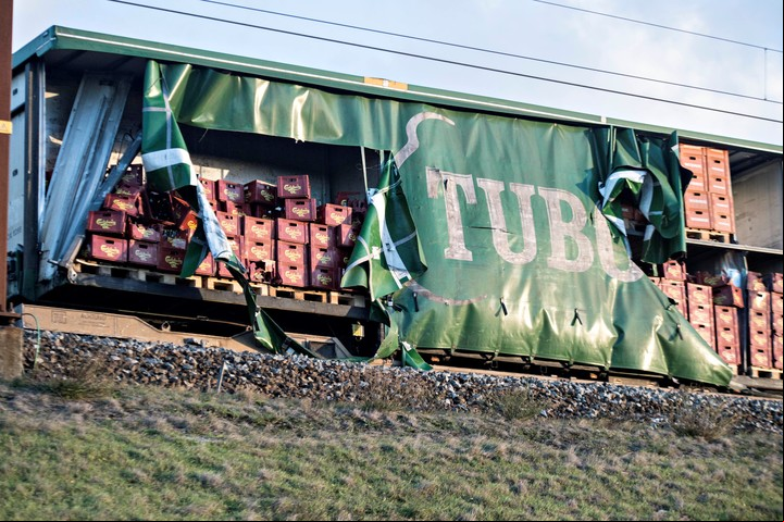 El tren de carga con sus lonas rotas. / AP