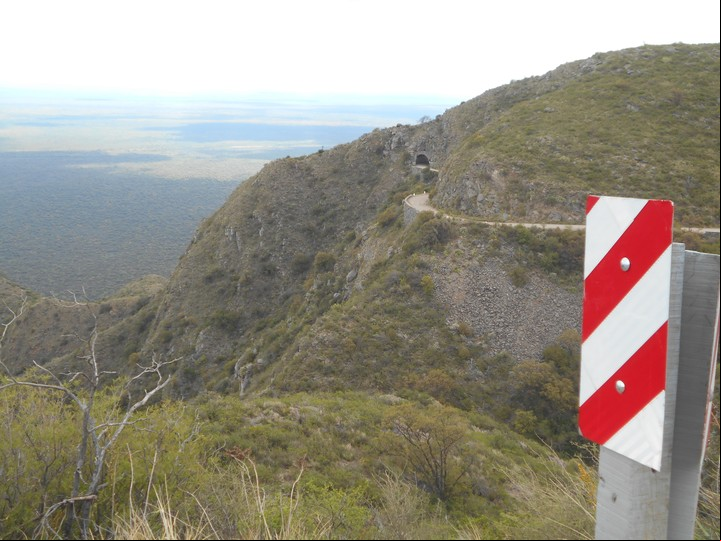 Vista de los llanos riojanos más allá de la traza de cornisa de la ruta 28, el Camino de los Túneles.