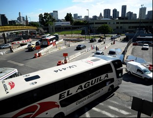 Por los nuevos cortes en Retiro, es más difícil llegar a la terminal de micros y advierten por las demoras