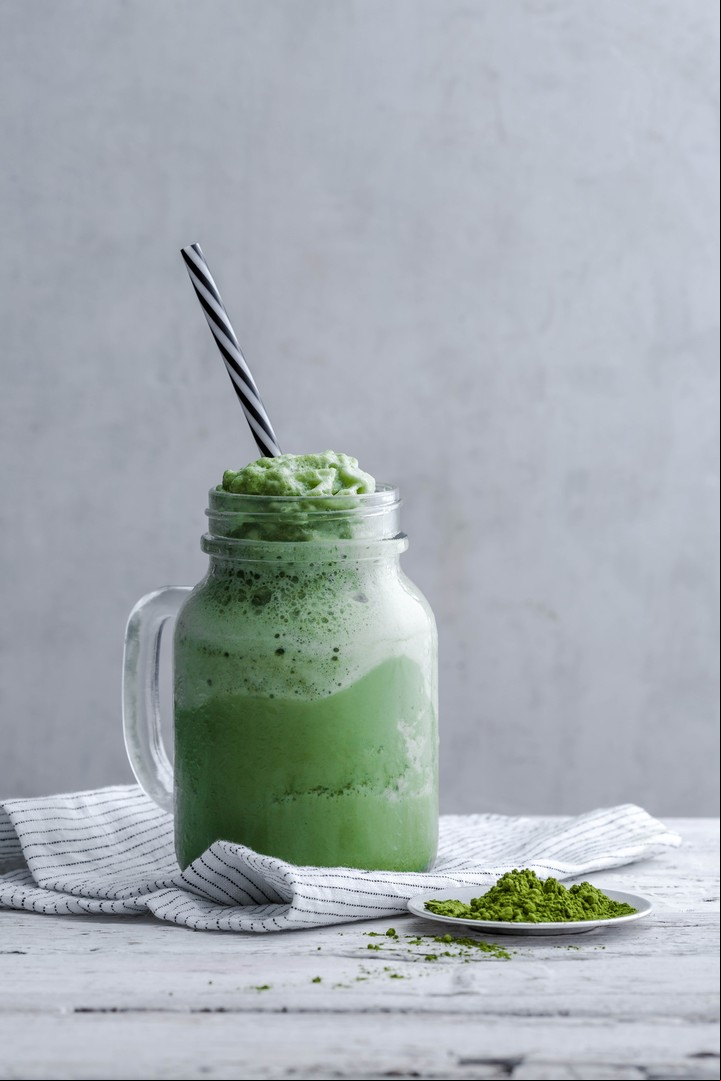 Frozen matcha. Licuar una taza de hielo, 1 cdita. de esencia de vainilla, 2 cditas. de azúcar rubia, 1 cda. de matcha y una taza de leche de coco.