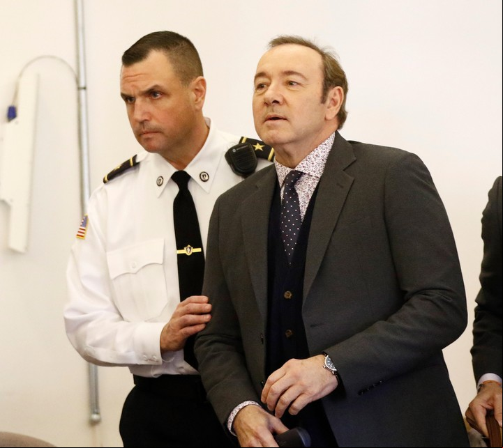 Spacey era acompañado por un oficial de la corte al comparecierante el Tribunal de Distrito de Nantucket, en enero de 2019, por otro caso. Foto EFE