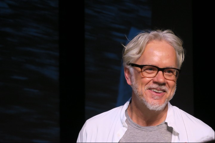 Tim Robbins, el director y creador de la compañía teatral "The Actors' Gang", se dirigirá al público tras la representación de la obra "The New Colossus" . Foto: EFE