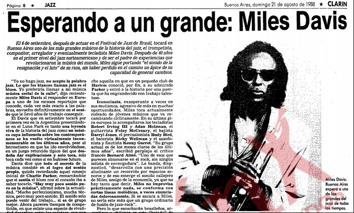 El domingo 21 de agosto de 1988 Clarín, en su página 8, desarrolló un artículo anticipando el recital de Miles Davis del 6 de septiembre próximo: La confirmación había ocurrido días antes, el 9 de agosto.