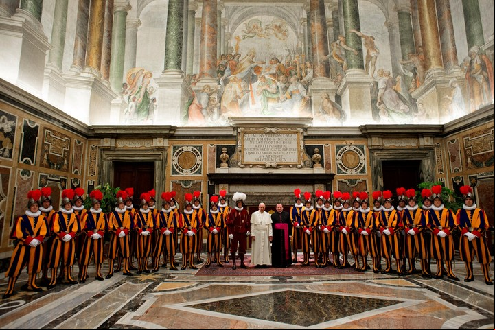 El papa Francisco durante una audiencia privada con los nuevos de la guardia suiza en 2014.(Foto: AFP)