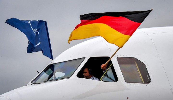 La bandera de Alemania ondeada por el piloto de un avión (AFP).